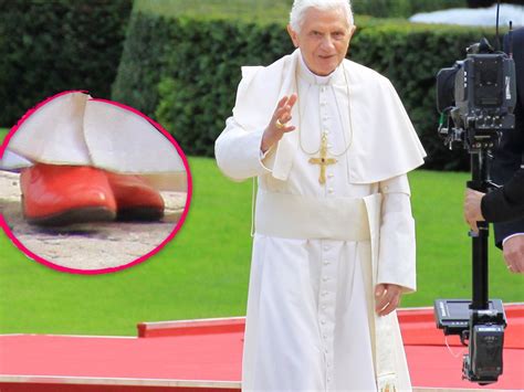 papst rote schuhe prada|Vatikanexperte beschreibt Kleidung der Päpste .